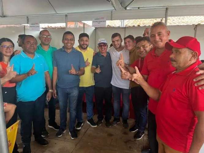 Ícaro Carvalho participa de feira de agricultura familiar e se reúne com apoiadores