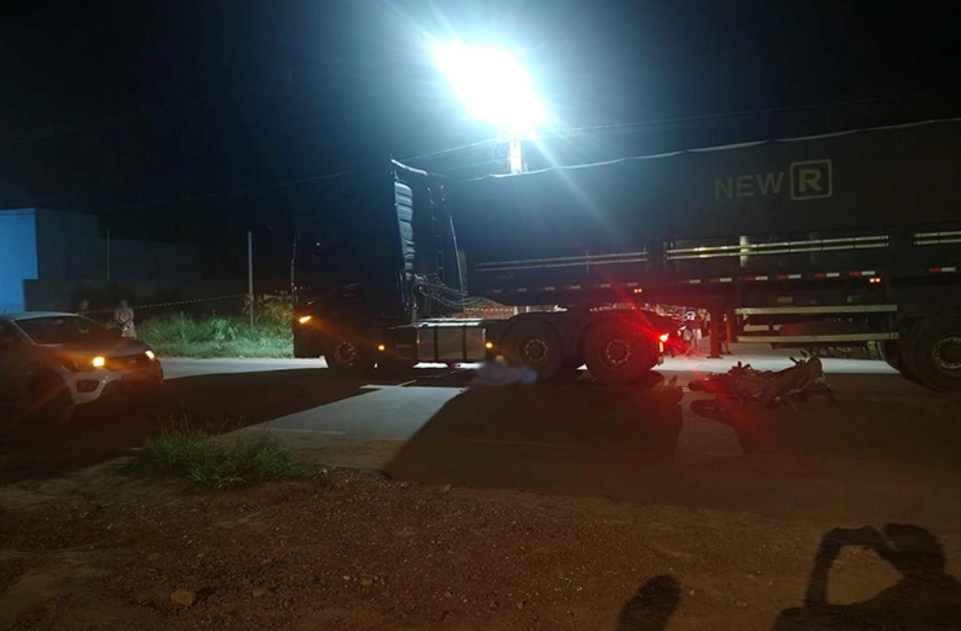 Motociclista morre após bater em carro e ser atropelado por carreta na PI-392