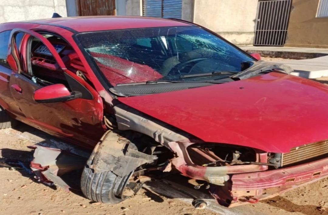 Jovem fica ferido após carro atingir poste na BR-230 em Oeiras