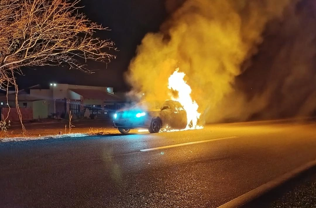 Veículo pega fogo na BR-230, entre Oeiras e São João da Varjota 