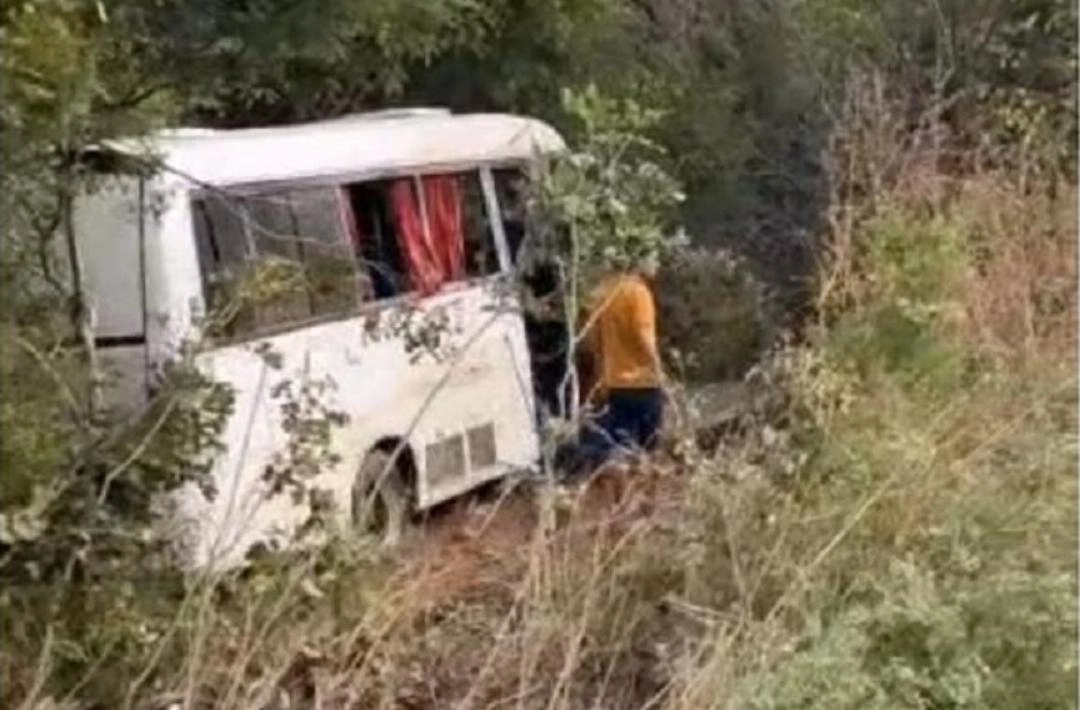 Micro-ônibus com estudantes sofre grave acidente e deixa feridos em Santa Cruz do PI