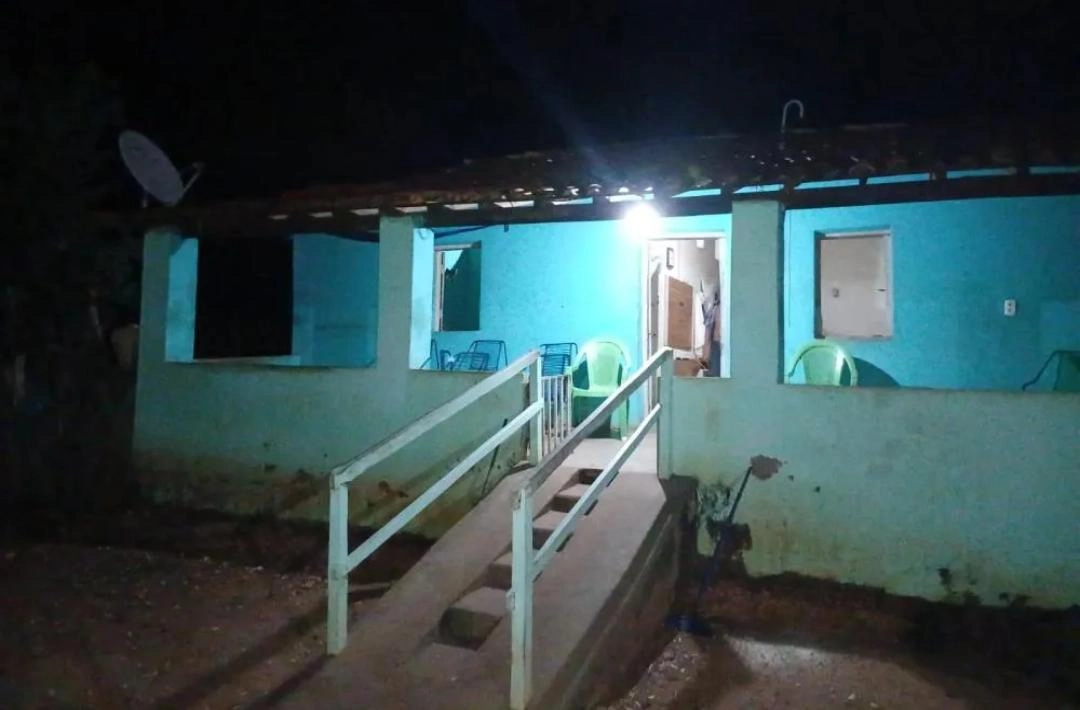 Roubo com arma de fogo mantém família refém na zona rural de São João da Varjota