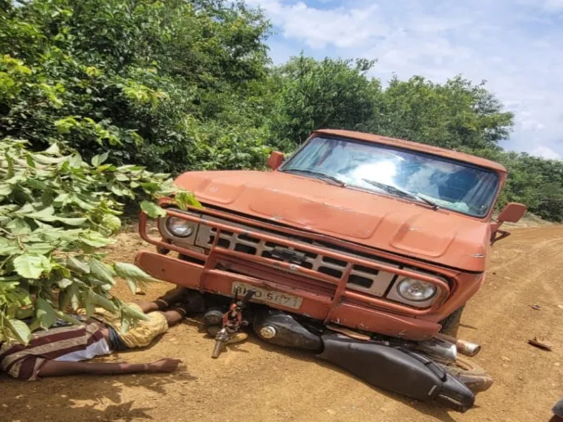 Jovem tem fratura exposta em colisão entre carro e moto na zona rural de Oeiras