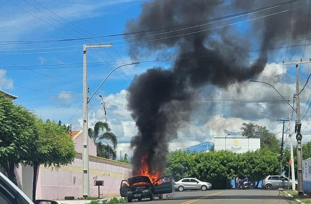 Veículo pega fogo em avenida de Oeiras e mobiliza Corpo de Bombeiros