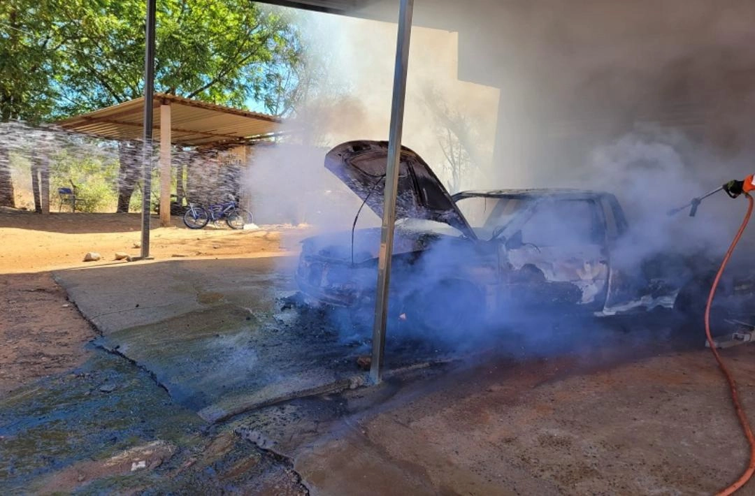 Veículo pega fogo durante manutenção em oficina na avenida Transamazônica, em Oeiras