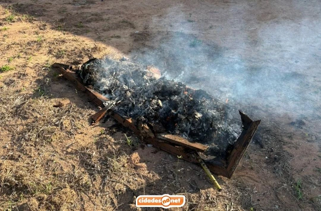 Caixão é encontrado incendiado em frente ao cemitério de Alegrete do Piauí; Polícia Civil e IML são acionados