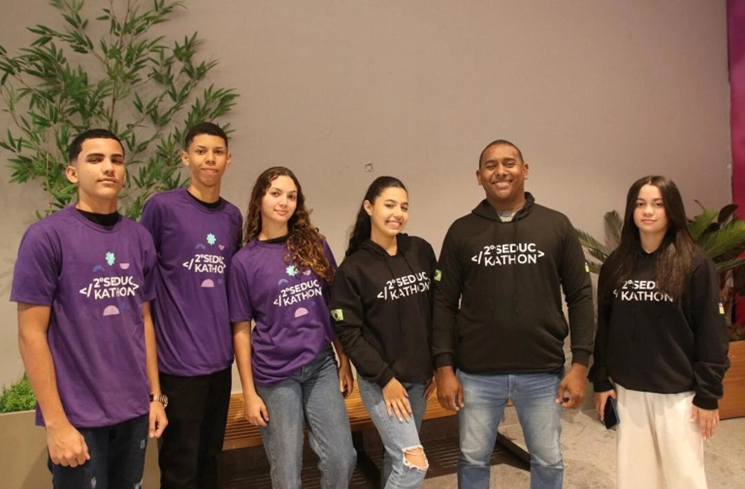 Estudantes do CETI Orlando Carvalho, em Oeiras, vencedores do Seduckathon viajam sexta (08) para Portugal