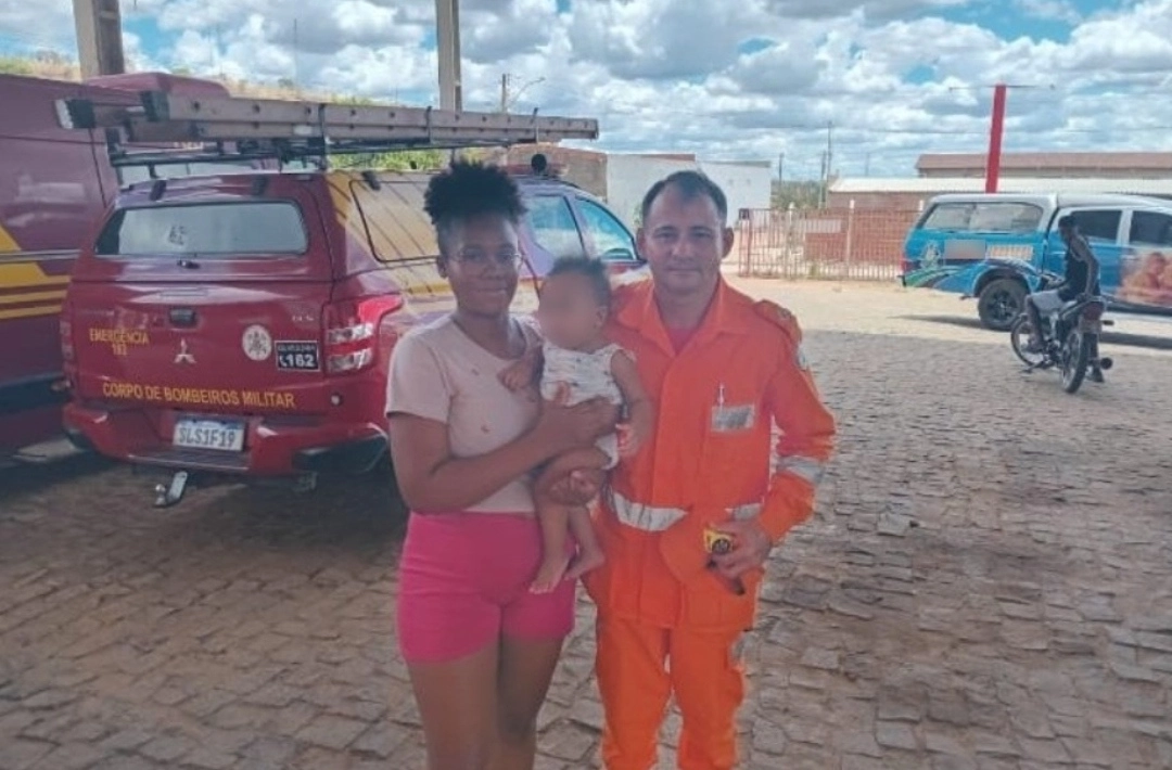 Bebê é socorrido por bombeiros após chegar engasgado à unidade em Oeiras