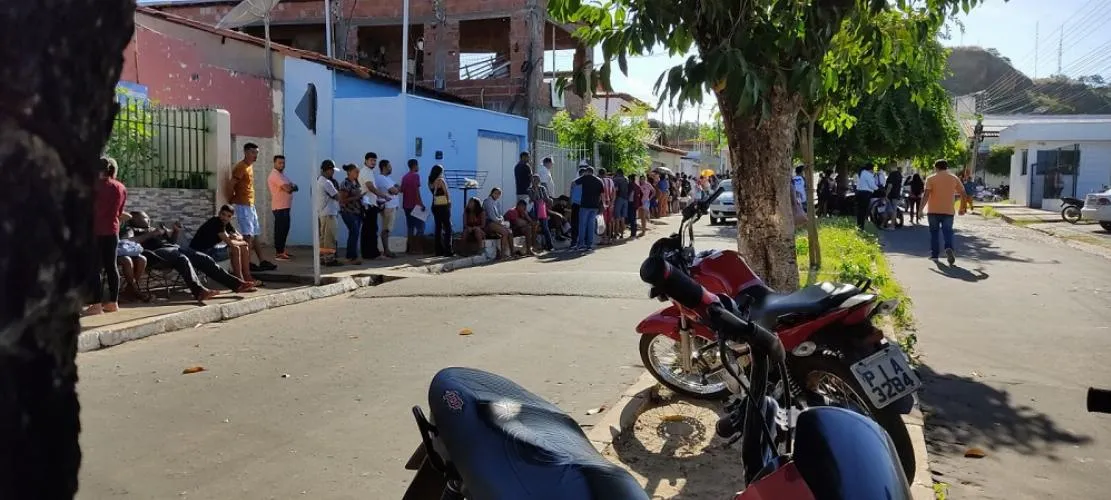 Eleitores enfrentam longas filas na véspera do prazo final para regularização eleitoral em Oeiras
