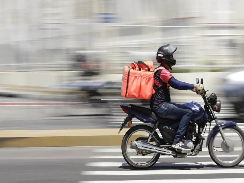 Delivery em Oeiras: O excesso de velocidade e importância da segurança no trabalho sobre duas rodas