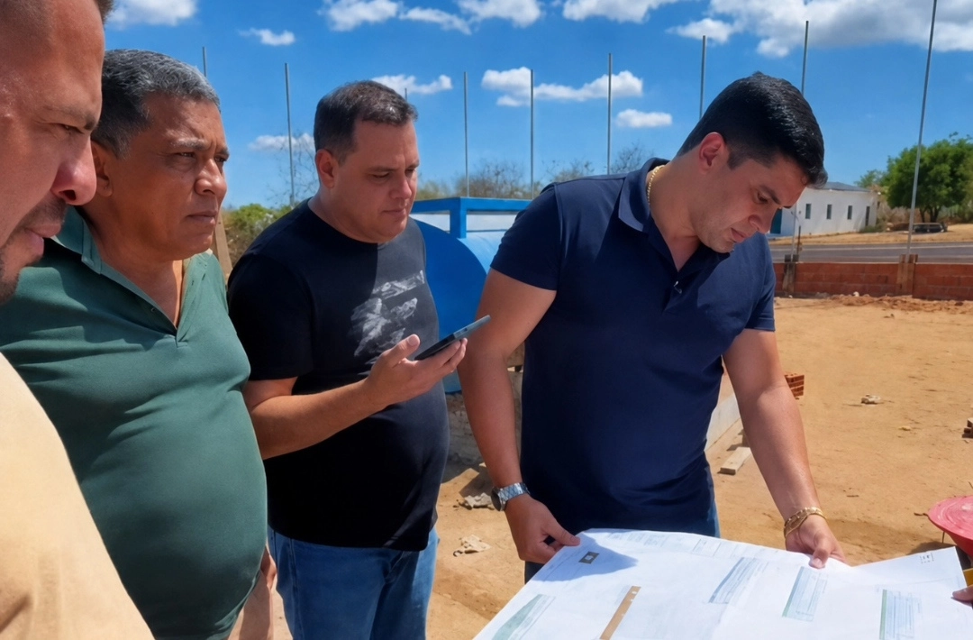 Prefeito Selidinho acompanha construção de Campo Society na comunidade de Mourões, em Colônia do Piauí