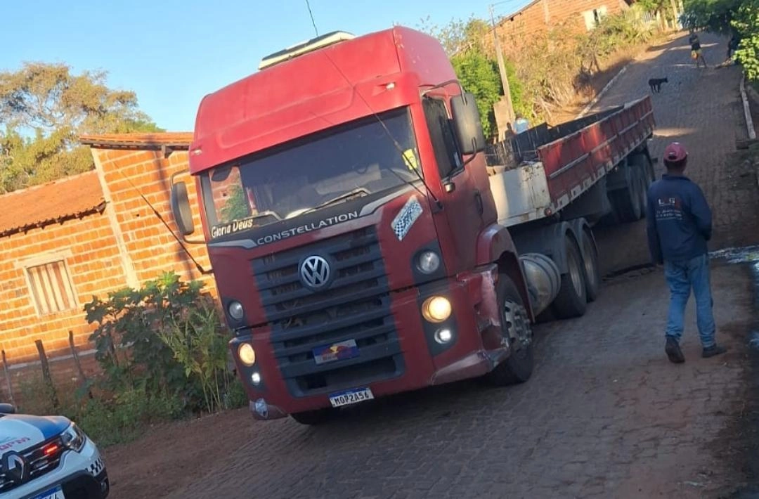 Caminhão é deixado ligado em via pública em Santa Rosa do Piauí e motorista surge horas depois relatando tentativa de roubo 