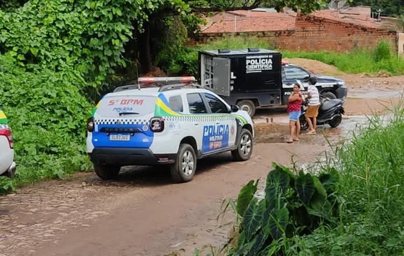 Corpo de homem é encontrado dentro de córrego na zona Leste