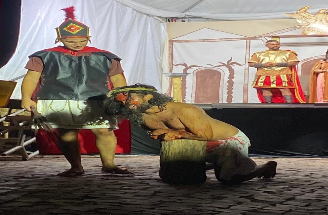 Encenação da Paixão de Cristo emociona público no Anfiteatro do Morro do Leme em Oeiras