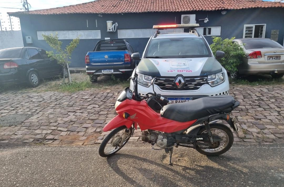 Dupla toma moto de assalto no Anel Viário em Oeiras, sofre acidente durante fuga e caso termina com veículo recuperado