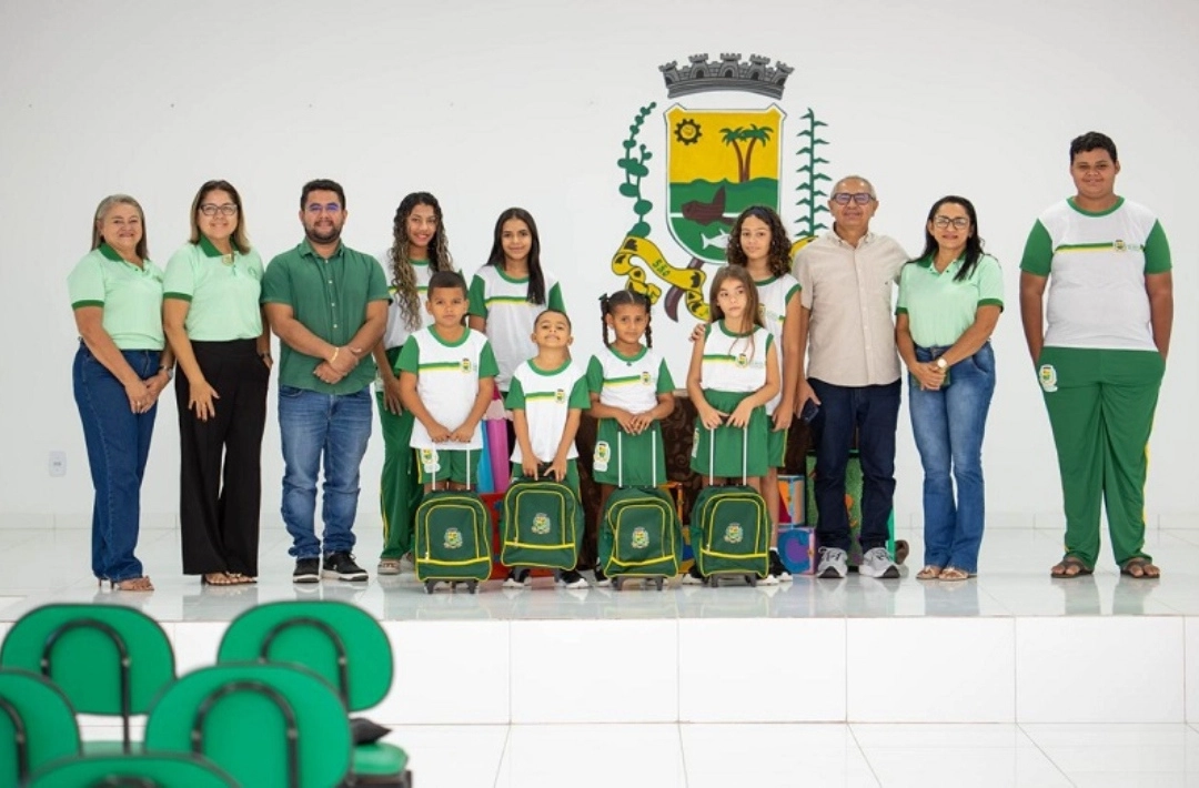 Prefeitura de São Miguel do Fidalgo entrega fardamento a estudantes da rede municipal no início do segundo semestre letivo