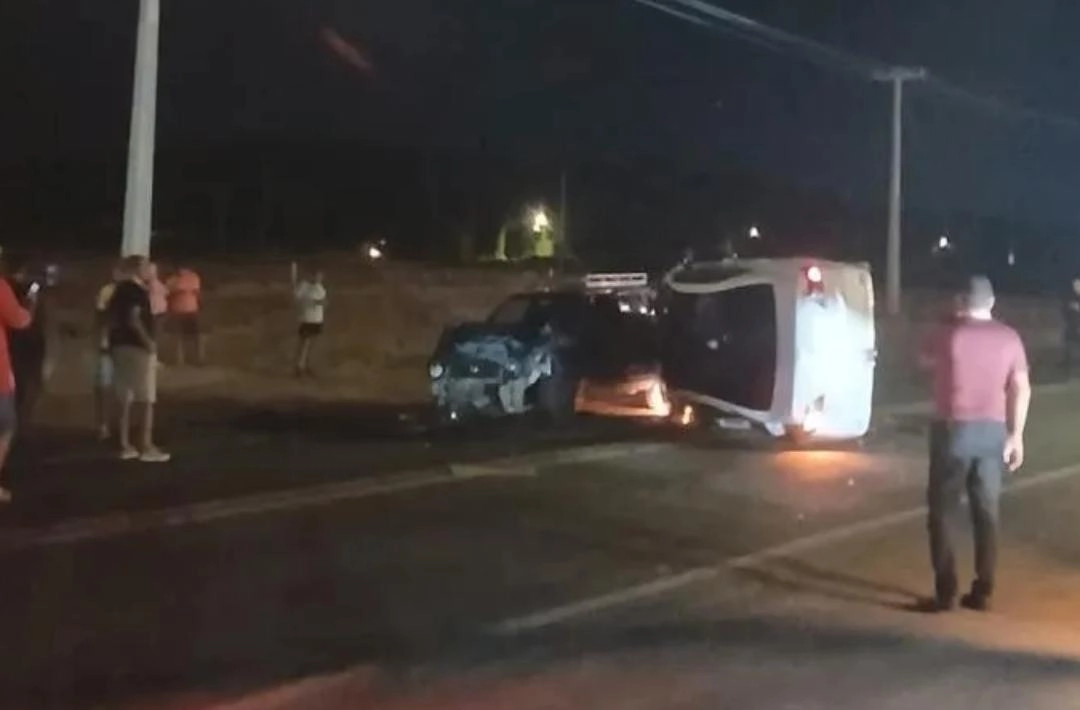 Ultrapassagem resulta em colisão entre carros e interdita BR-230 em Oeiras