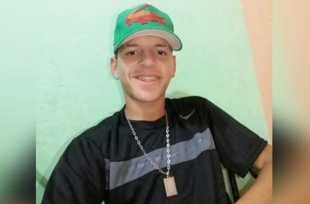 Dinâmica da execução de jovem em Oeiras: dois homens chegaram de moto; um aguardou do lado de fora e outro disparou 14 tiros