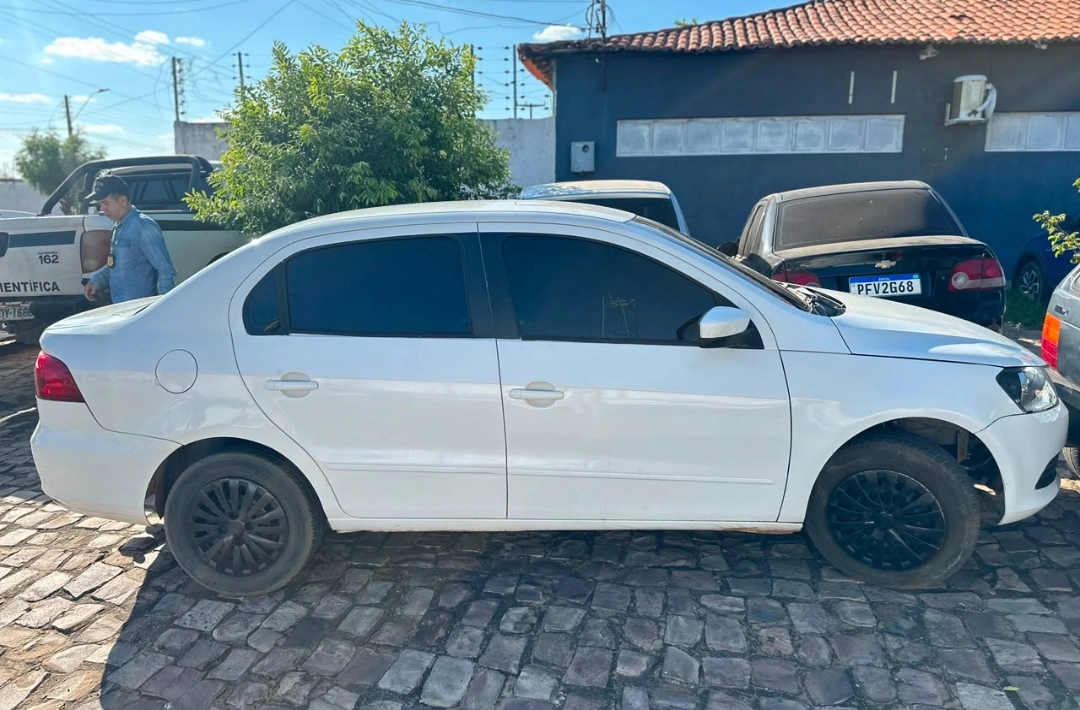 Fuga de suspeito termina com disparos da PM e carro abandonado em Oeiras