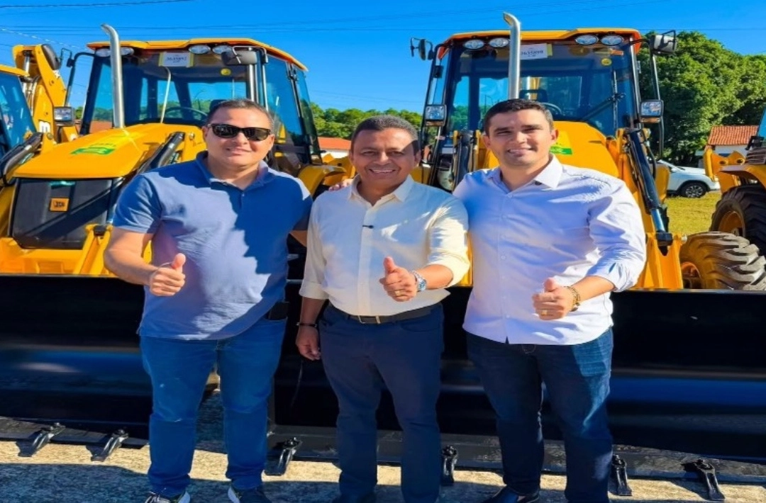 Colônia do Piauí recebe retroescavadeira para ampliar serviços no município