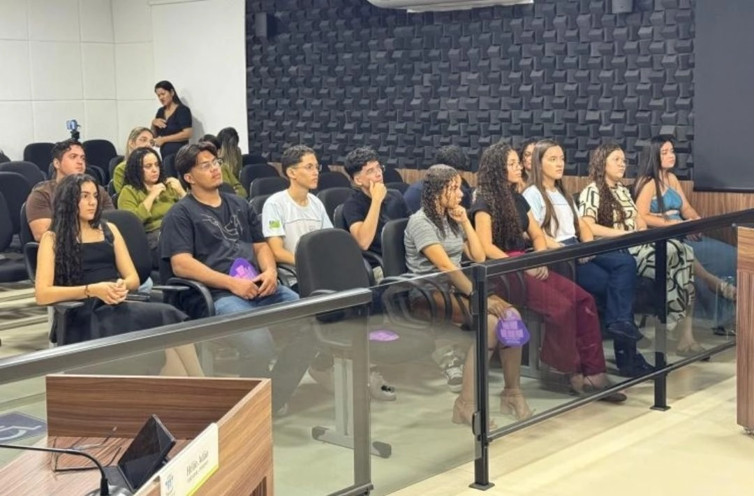 Jovens de Oeiras participam do Parlamento Jovem e vivenciam rotina legislativa