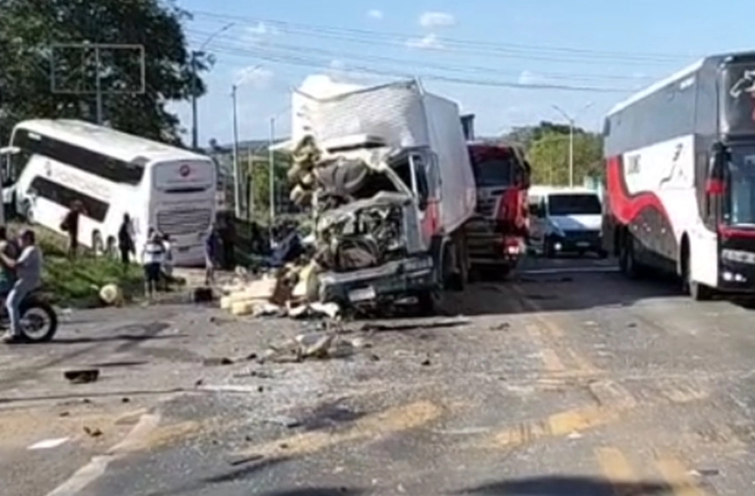 Colisão entre ônibus e caminhões deixa três pessoas feridas em Água Branca