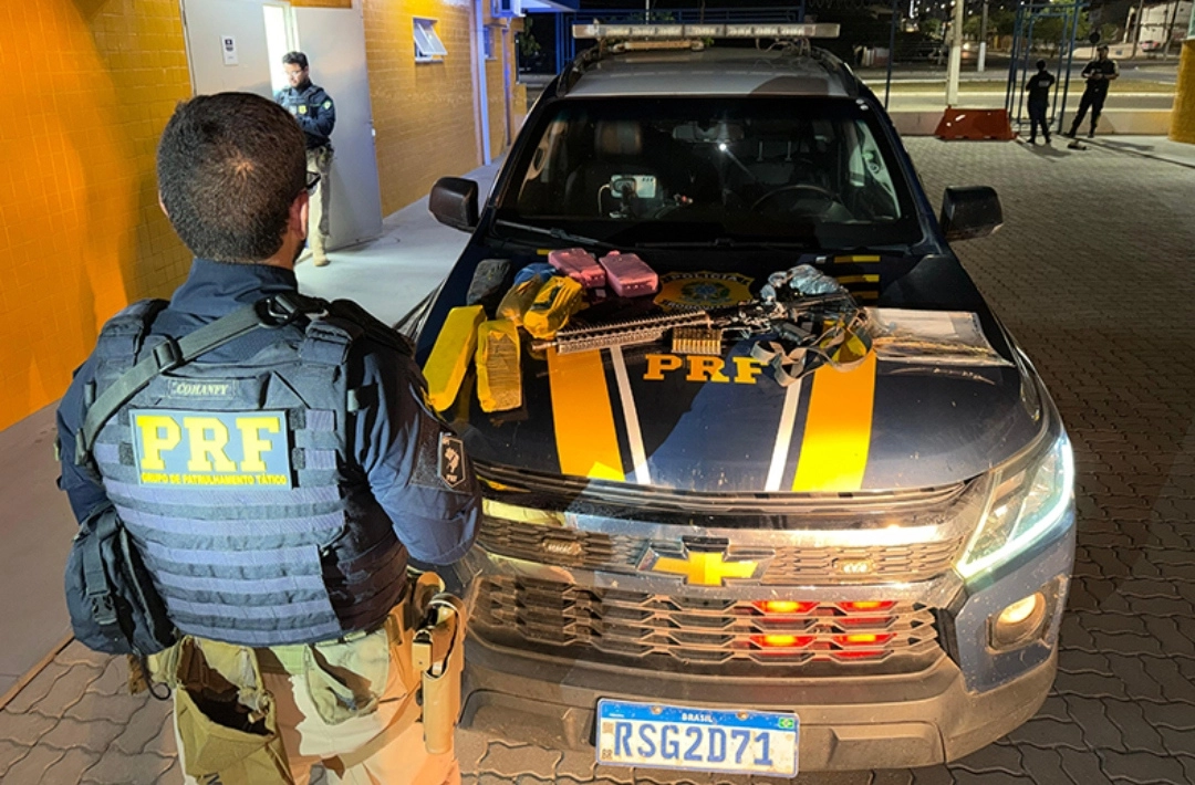 Procurado pela Justiça é preso com fuzil, drogas e munições no litoral do Piauí