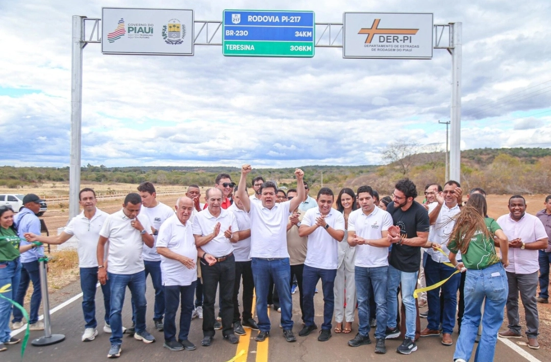 Governador entrega PI-217 recuperada e brinquedopraça em São Francisco do Piauí
