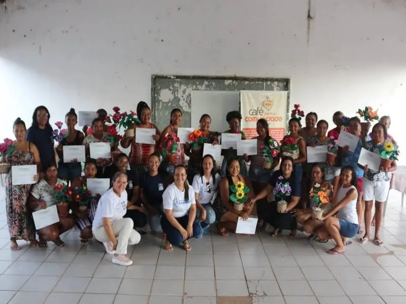 Curso de flores artesanais oportuniza geração de renda na comunidade Fomento em Oeiras