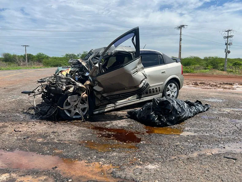 Colisão entre carro e carreta deixa um morto e dois feridos na BR-020