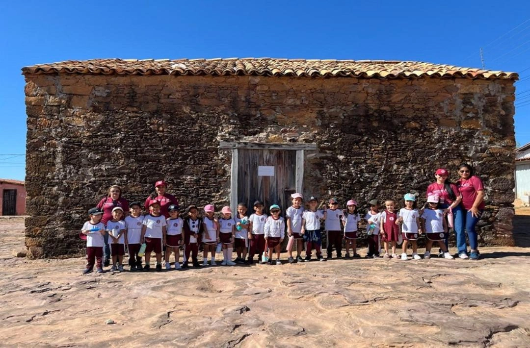 Crianças do Infantil I e II do Colégio Paulo Freire exploram pontos turísticos de Oeiras em aula-passeio