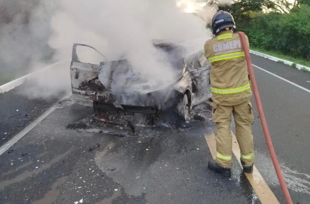Colisão entre veículos seguida de incêndio é registrada na BR-230 entre Oeiras e São João da Varjota
