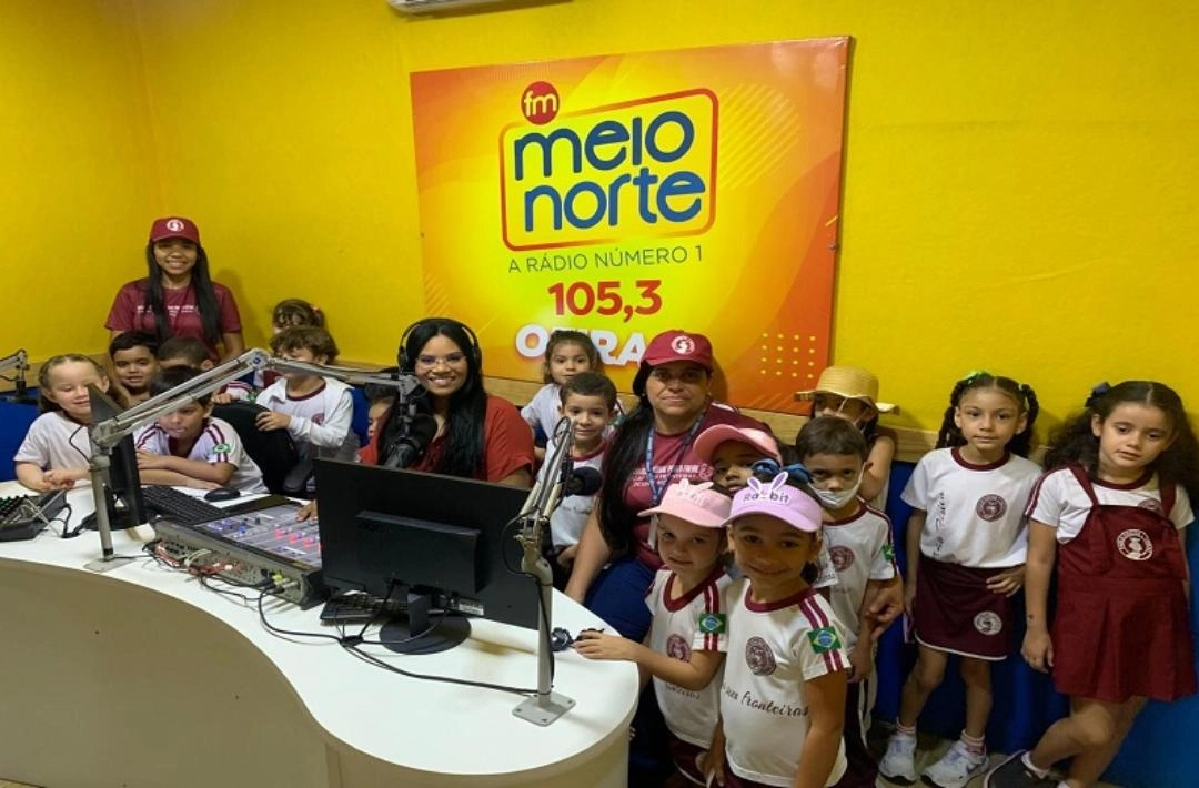 Crianças do Infantil II do colégio Paulo Freire visitam a rádio Meio Norte em atividade sobre meios de comunicação