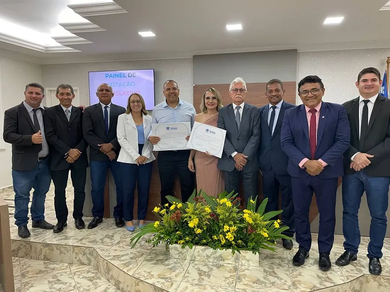 Câmara Municipal entrega Título de Cidadania Oeirense ao padre Kleyton Vieira e à Drª Alice Coelho