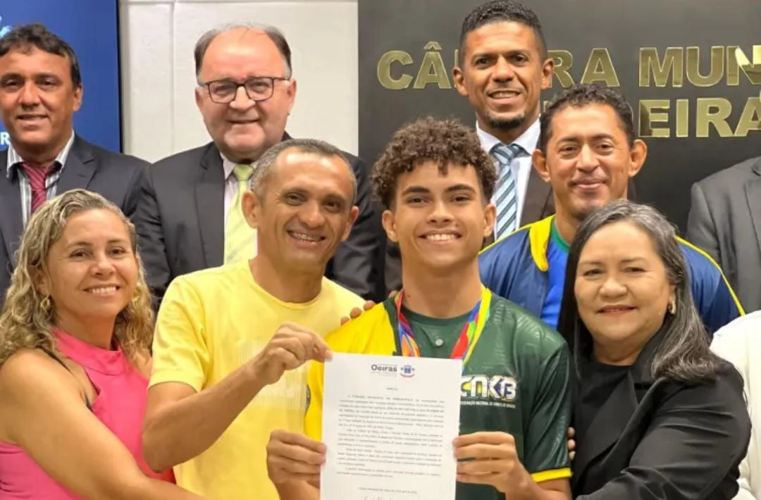 Atleta oeirense recebe Menção Honrosa na Câmara Municipal após resultado em mundial de karatê