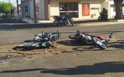 Colisão entre motocicletas deixa duas pessoas feridas em Oeiras