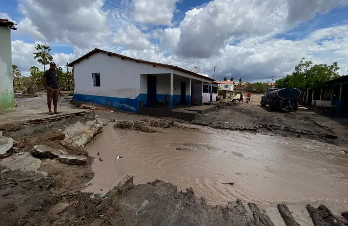 Açude rompe, água invade casas e deixa comunidade ilhada em Assunção do Piauí