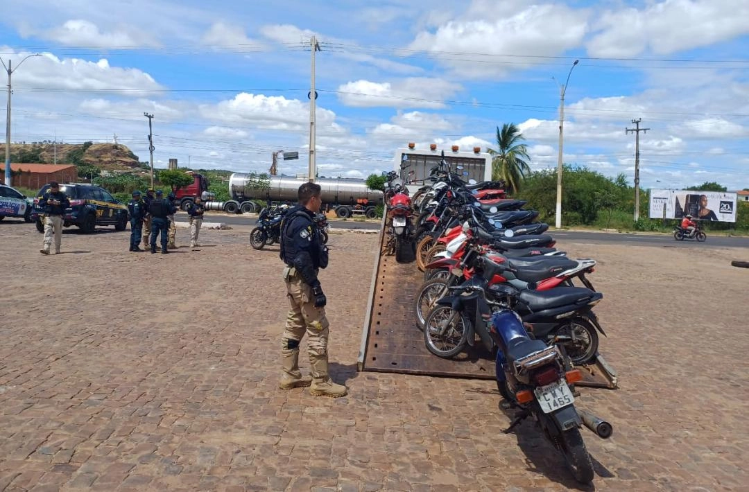 PRF intensifica fiscalização na BR-230 e flagra alto índice de condutores inabilitados e Veículos com licenciamento irregular entre Oeiras e São João da Varjota