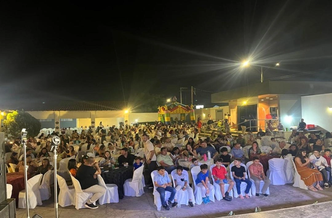 Festa da Família 2025 é marcada por homenagens, apresentações e música no Oeiras Hall. Veja fotos!
