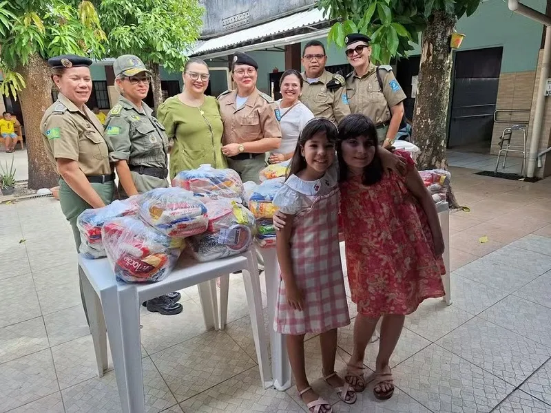 Menina de 10 anos pede cestas básicas de aniversário e faz entrega acompanhada de mulheres PMs