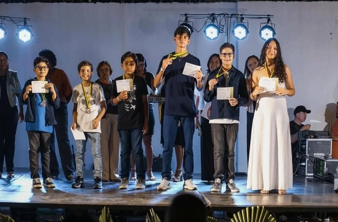 Estudantes da Sociedade Educacional Paulo Freire recebem premiações do Concurso Canguru de Matemática durante a Festa da Família 2025