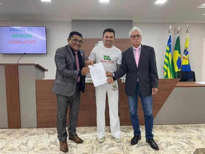 Câmara Municipal de Oeiras entrega Moção de Louvor ao instrutor de Capoeira ‘Magro de Aço’