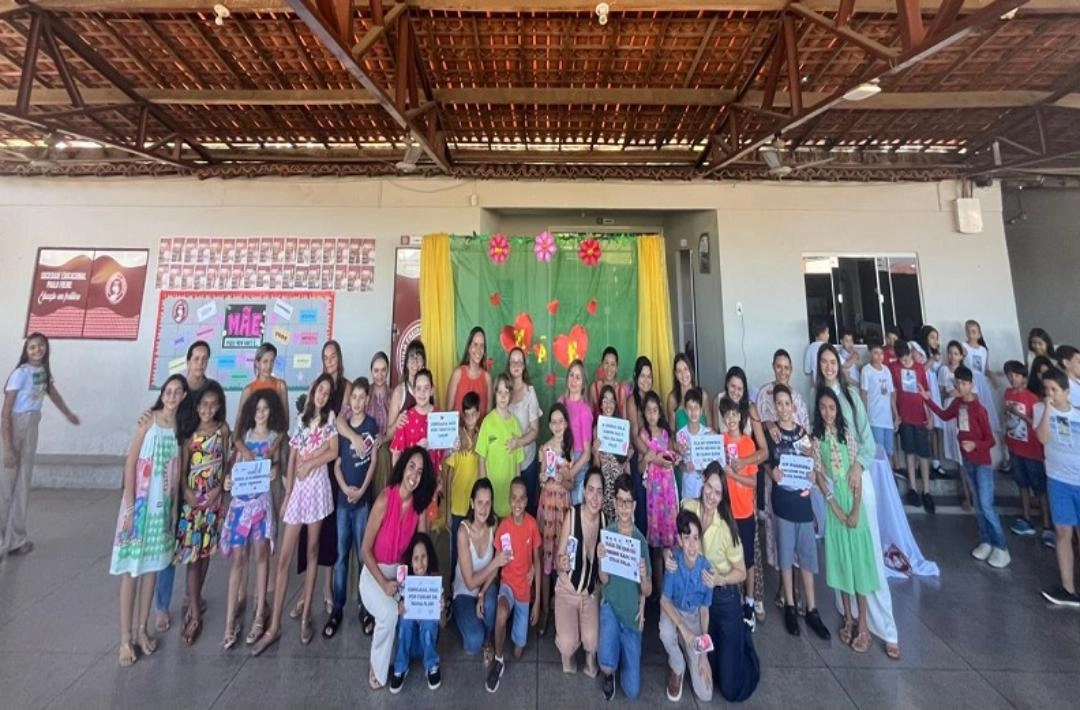 Alunos da Sociedade Educacional Paulo Freire homenageiam mães em manhã especial