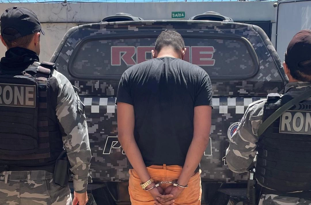 Homem com mandado de prisão por roubo é preso com celular roubado em Teresina