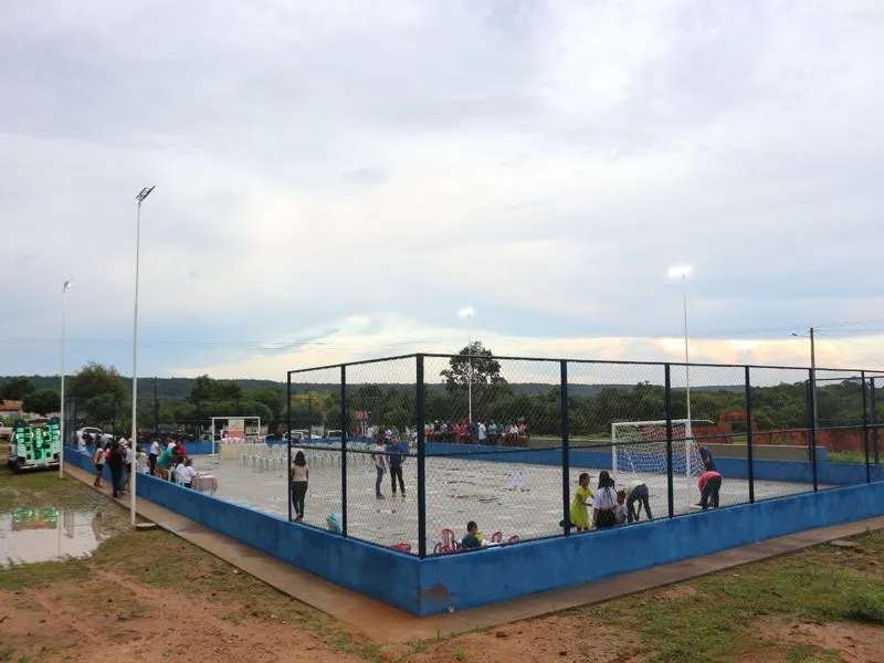 Prefeito Zé Raimundo inaugura quadra de esportes no Riacho Fundo, zona rural de Oeiras