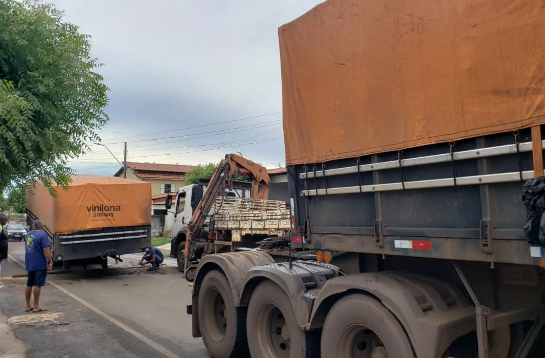 Carroceria se desprende de bitrem e dificulta a chegada e saída em Oeiras no bairro Rosário