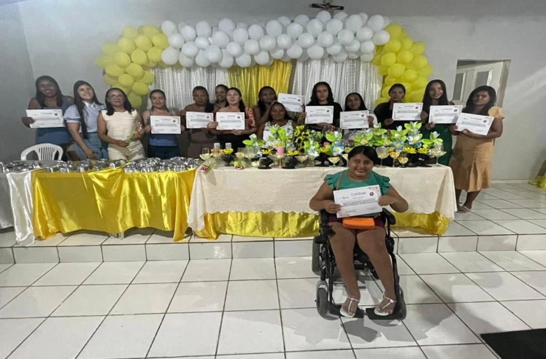 Curso de Flores em EVA é encerrado com apresentação de peças e reconhecimento ao trabalho das participantes em São Miguel do Fidalgo
