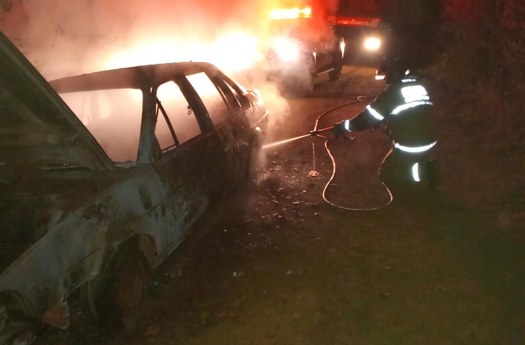 Incêndio destrói carro na zona rural de Oeiras durante a madrugada