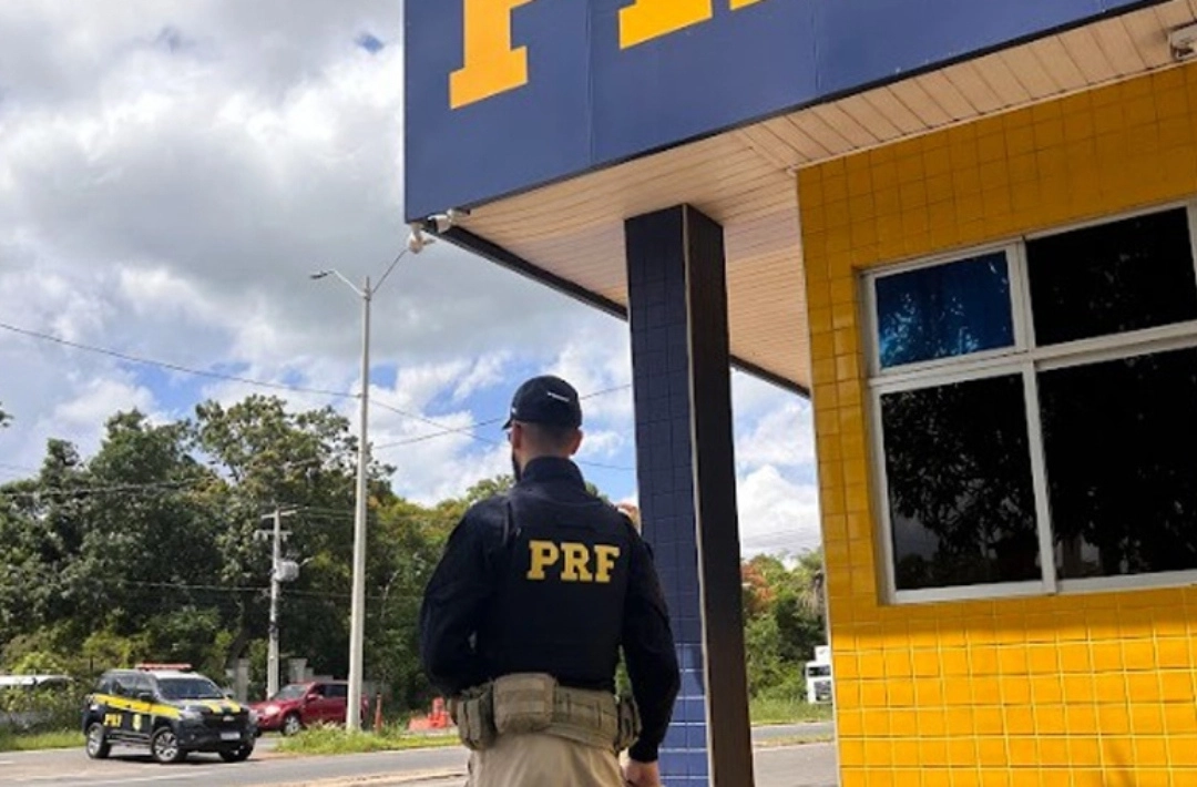 PRF apreende R$ 67 mil em espécie e material de campanha eleitoral em carro na BR-343 no PI