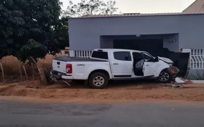 Motorista perde o controle de veículo e colide com muro de residência no Anel Viário em Oeiras